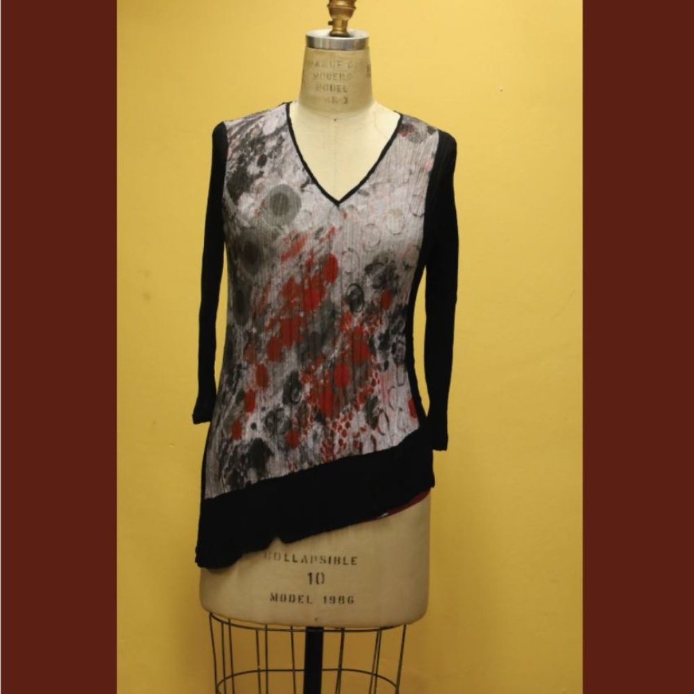 Abstract Print V-neck Shirt Size S